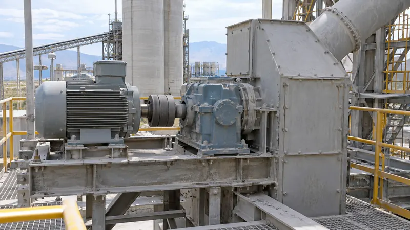 Motor, acople y reductor en el cabezal de un elevador de cangilones de una cementera
